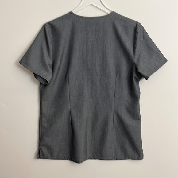 FIGS technical collection gray shirt sleeve size M ** has small imperfection ** - Picture 2 of 11